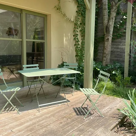 بيت للعطل De L'atelier In *